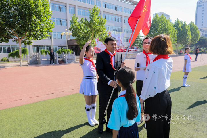 锦州市实验学校-实验学校一年级学生入队啦