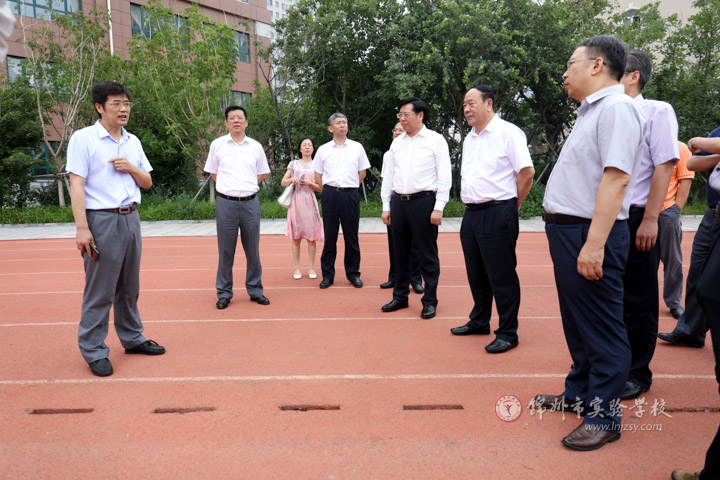 刘振校长向各位领导做汇报