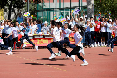 风驰电掣,声援如雷