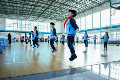 飞跃的童年，坚毅的弧线