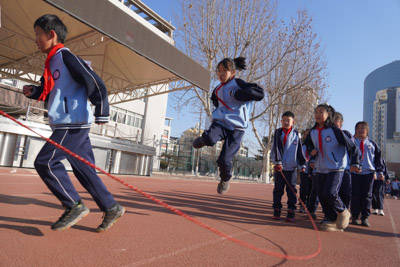 一根绳，一条心