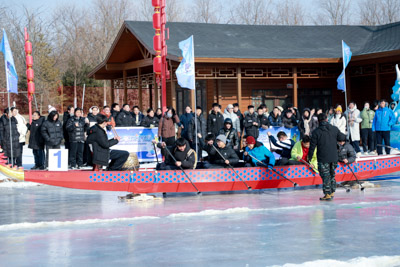 驾驶龙舟破冰行
