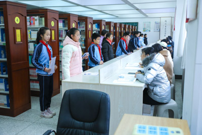 “面试”官前侃侃谈