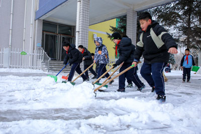 雪铲开动路路通
